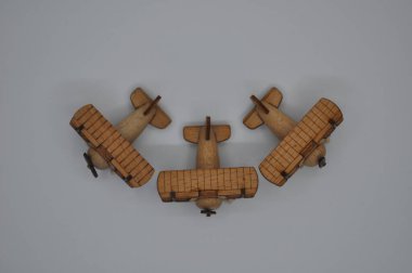Tahtadan yapılmış küçük ahşap uçak modellerinin yaratıcı çekimlerini kapat. Boyutları yaklaşık 3 cm X 2 cm.