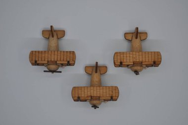 Tahtadan yapılmış küçük ahşap uçak modellerinin yaratıcı çekimlerini kapat. Boyutları yaklaşık 3 cm X 2 cm.