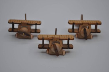 Tahtadan yapılmış küçük ahşap uçak modellerinin yaratıcı çekimlerini kapat. Boyutları yaklaşık 3 cm X 2 cm.