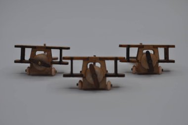 Tahtadan yapılmış küçük ahşap uçak modellerinin yaratıcı çekimlerini kapat. Boyutları yaklaşık 3 cm X 2 cm.
