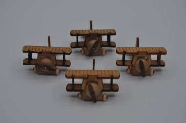 Tahtadan yapılmış küçük ahşap uçak modellerinin yaratıcı çekimlerini kapat. Boyutları yaklaşık 3 cm X 2 cm.