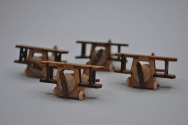 Tahtadan yapılmış küçük ahşap uçak modellerinin yaratıcı çekimlerini kapat. Boyutları yaklaşık 3 cm X 2 cm.