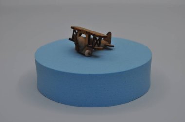 Tahtadan yapılmış küçük ahşap uçak modellerinin yaratıcı çekimlerini kapat. Boyutları yaklaşık 3 cm X 2 cm.