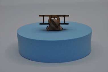 Tahtadan yapılmış küçük ahşap uçak modellerinin yaratıcı çekimlerini kapat. Boyutları yaklaşık 3 cm X 2 cm.