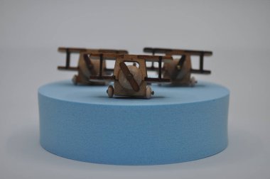 Tahtadan yapılmış küçük ahşap uçak modellerinin yaratıcı çekimlerini kapat. Boyutları yaklaşık 3 cm X 2 cm.