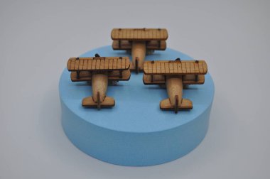 Tahtadan yapılmış küçük ahşap uçak modellerinin yaratıcı çekimlerini kapat. Boyutları yaklaşık 3 cm X 2 cm.
