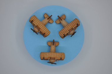 Tahtadan yapılmış küçük ahşap uçak modellerinin yaratıcı çekimlerini kapat. Boyutları yaklaşık 3 cm X 2 cm.