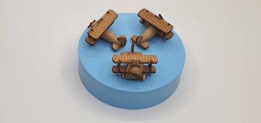 Tahtadan yapılmış küçük ahşap uçak modellerinin yaratıcı çekimlerini kapat. Boyutları yaklaşık 3 cm X 2 cm.