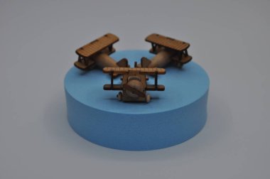 Tahtadan yapılmış küçük ahşap uçak modellerinin yaratıcı çekimlerini kapat. Boyutları yaklaşık 3 cm X 2 cm.