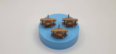 Tahtadan yapılmış küçük ahşap uçak modellerinin yaratıcı çekimlerini kapat. Boyutları yaklaşık 3 cm X 2 cm.