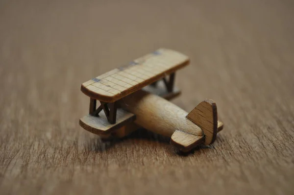 Κοντινές Δημιουργικές Λήψεις Μικρών Μοντέλων Ξύλινων Αεροπλάνων Χειροποίητων Από Ξύλο — Φωτογραφία Αρχείου