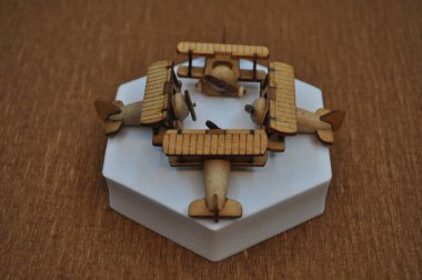 Tahtadan yapılmış küçük ahşap uçak modellerinin yaratıcı çekimlerini kapat. Boyutları yaklaşık 3 cm X 2 cm.