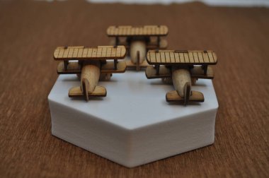 Tahtadan yapılmış küçük ahşap uçak modellerinin yaratıcı çekimlerini kapat. Boyutları yaklaşık 3 cm X 2 cm.