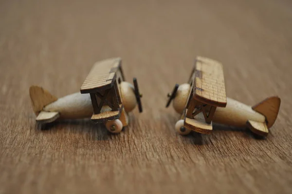 Tahtadan Yapılmış Küçük Ahşap Uçak Modellerinin Yaratıcı Çekimlerini Kapat Boyutları — Stok fotoğraf