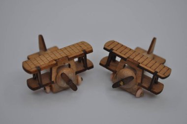 Tahtadan yapılmış küçük ahşap uçak modellerinin yaratıcı çekimlerini kapat. Boyutları yaklaşık 3 cm X 2 cm.