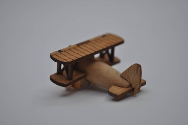 Tahtadan yapılmış küçük ahşap uçak modellerinin yaratıcı çekimlerini kapat. Boyutları yaklaşık 3 cm X 2 cm.