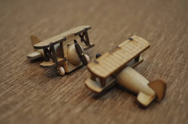 Κοντινές Δημιουργικές Λήψεις Μικρών Μοντέλων Ξύλινων Αεροπλάνων Χειροποίητων Από Ξύλο — Φωτογραφία Αρχείου