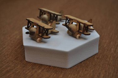 Tahtadan yapılmış küçük ahşap uçak modellerinin yaratıcı çekimlerini kapat. Boyutları yaklaşık 3 cm X 2 cm.