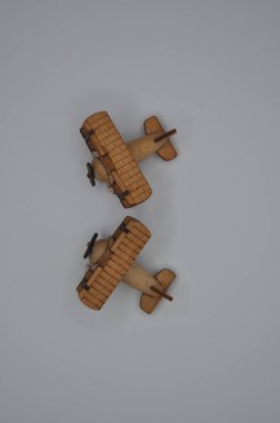 Tahtadan yapılmış küçük ahşap uçak modellerinin yaratıcı çekimlerini kapat. Boyutları yaklaşık 3 cm X 2 cm.