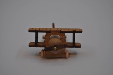 Tahtadan yapılmış küçük ahşap uçak modellerinin yaratıcı çekimlerini kapat. Boyutları yaklaşık 3 cm X 2 cm.
