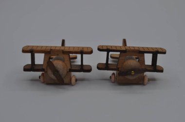 Tahtadan yapılmış küçük ahşap uçak modellerinin yaratıcı çekimlerini kapat. Boyutları yaklaşık 3 cm X 2 cm.