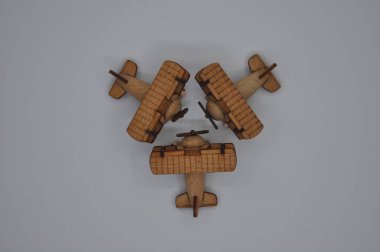 Tahtadan yapılmış küçük ahşap uçak modellerinin yaratıcı çekimlerini kapat. Boyutları yaklaşık 3 cm X 2 cm.
