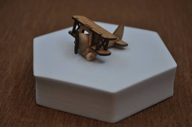 Tahtadan yapılmış küçük ahşap uçak modellerinin yaratıcı çekimlerini kapat. Boyutları yaklaşık 3 cm X 2 cm.
