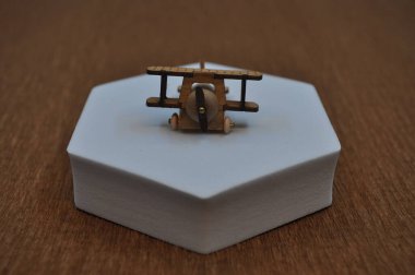 Tahtadan yapılmış küçük ahşap uçak modellerinin yaratıcı çekimlerini kapat. Boyutları yaklaşık 3 cm X 2 cm.