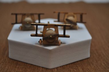 Tahtadan yapılmış küçük ahşap uçak modellerinin yaratıcı çekimlerini kapat. Boyutları yaklaşık 3 cm X 2 cm.