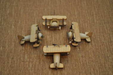 Tahtadan yapılmış küçük ahşap uçak modellerinin yaratıcı çekimlerini kapat. Boyutları yaklaşık 3 cm X 2 cm.