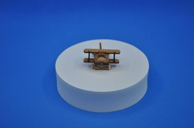 Tahtadan yapılmış küçük ahşap uçak modellerinin yaratıcı çekimlerini kapat. Boyutları yaklaşık 3 cm X 2 cm.