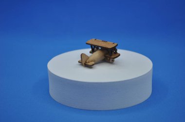 Tahtadan yapılmış küçük ahşap uçak modellerinin yaratıcı çekimlerini kapat. Boyutları yaklaşık 3 cm X 2 cm.
