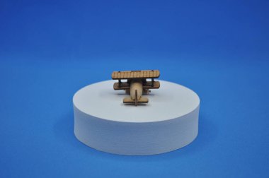 Tahtadan yapılmış küçük ahşap uçak modellerinin yaratıcı çekimlerini kapat. Boyutları yaklaşık 3 cm X 2 cm.