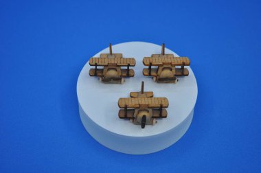 Tahtadan yapılmış küçük ahşap uçak modellerinin yaratıcı çekimlerini kapat. Boyutları yaklaşık 3 cm X 2 cm.