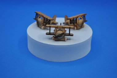 Tahtadan yapılmış küçük ahşap uçak modellerinin yaratıcı çekimlerini kapat. Boyutları yaklaşık 3 cm X 2 cm.
