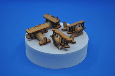 Tahtadan yapılmış küçük ahşap uçak modellerinin yaratıcı çekimlerini kapat. Boyutları yaklaşık 3 cm X 2 cm.