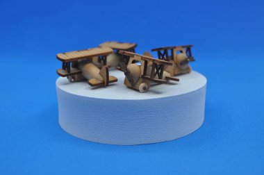 Tahtadan yapılmış küçük ahşap uçak modellerinin yaratıcı çekimlerini kapat. Boyutları yaklaşık 3 cm X 2 cm.