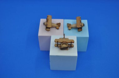 Tahtadan yapılmış küçük ahşap uçak modellerinin yaratıcı çekimlerini kapat. Boyutları yaklaşık 3 cm X 2 cm.