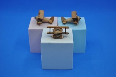 Tahtadan yapılmış küçük ahşap uçak modellerinin yaratıcı çekimlerini kapat. Boyutları yaklaşık 3 cm X 2 cm.
