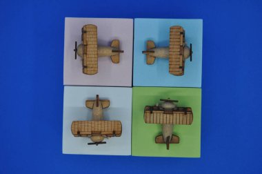 Tahtadan yapılmış küçük ahşap uçak modellerinin yaratıcı çekimlerini kapat. Boyutları yaklaşık 3 cm X 2 cm.