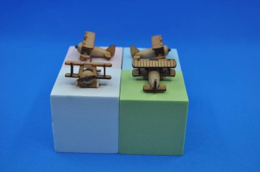 Tahtadan yapılmış küçük ahşap uçak modellerinin yaratıcı çekimlerini kapat. Boyutları yaklaşık 3 cm X 2 cm.