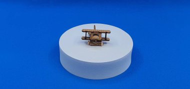 Tahtadan yapılmış küçük ahşap uçak modellerinin yaratıcı çekimlerini kapat. Boyutları yaklaşık 3 cm X 2 cm.