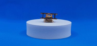 Tahtadan yapılmış küçük ahşap uçak modellerinin yaratıcı çekimlerini kapat. Boyutları yaklaşık 3 cm X 2 cm.