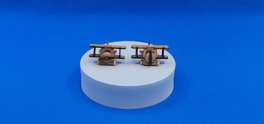 Tahtadan yapılmış küçük ahşap uçak modellerinin yaratıcı çekimlerini kapat. Boyutları yaklaşık 3 cm X 2 cm.