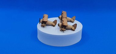 Tahtadan yapılmış küçük ahşap uçak modellerinin yaratıcı çekimlerini kapat. Boyutları yaklaşık 3 cm X 2 cm.