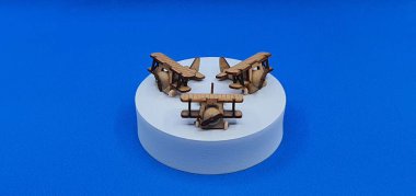 Tahtadan yapılmış küçük ahşap uçak modellerinin yaratıcı çekimlerini kapat. Boyutları yaklaşık 3 cm X 2 cm.