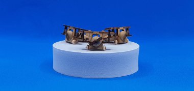 Tahtadan yapılmış küçük ahşap uçak modellerinin yaratıcı çekimlerini kapat. Boyutları yaklaşık 3 cm X 2 cm.