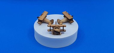 Tahtadan yapılmış küçük ahşap uçak modellerinin yaratıcı çekimlerini kapat. Boyutları yaklaşık 3 cm X 2 cm.