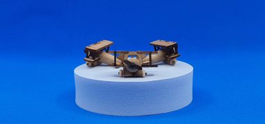 Tahtadan yapılmış küçük ahşap uçak modellerinin yaratıcı çekimlerini kapat. Boyutları yaklaşık 3 cm X 2 cm.