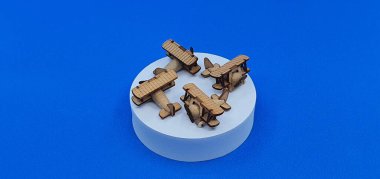 Tahtadan yapılmış küçük ahşap uçak modellerinin yaratıcı çekimlerini kapat. Boyutları yaklaşık 3 cm X 2 cm.